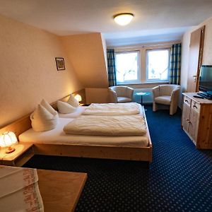 Zimmer mit Kingsize-Bett